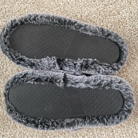 SOLD Steve Madden slippers - Picture 3 of 3